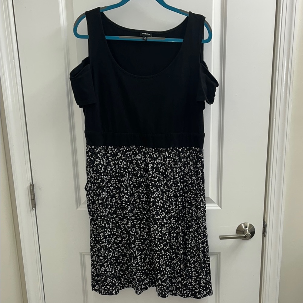Torrid Size 2 Black and White Cold Shoulder Mini Sundress